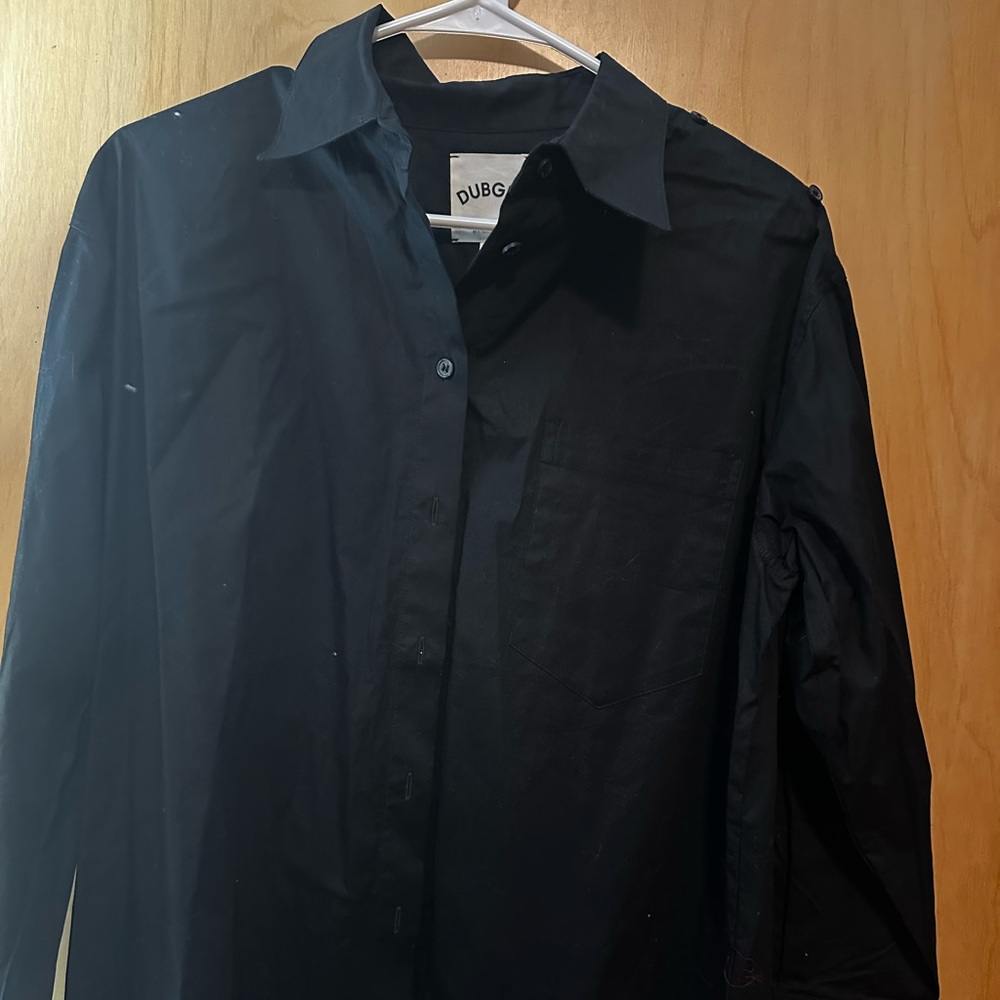 Dubgee (Whoopi Goldberg) black button up with button and close sleeves (s